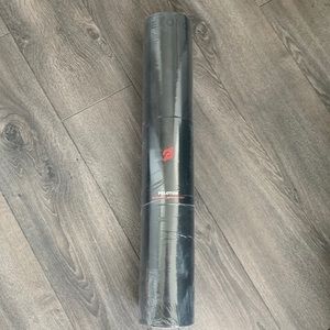 🔥PELOTON yoga mat, never opened🔥